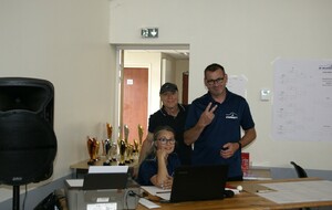 la table d'arbitrage avec les membres du bureau