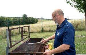 aussi à l'aise devant le barbecue  .....